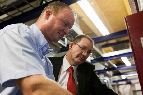 Diskutuoja „Kaeser“ inžinierius Hages ir „ZF Friedrichhafen“ darbuotojas M. Baumgarten