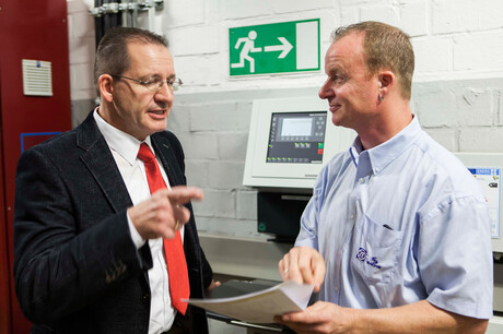 „Kaeser Kompressoren“ inžinierius Hages ir „ZF Friedrichshafen“ darbuotojas aptaria suspausto oro pastotės planus