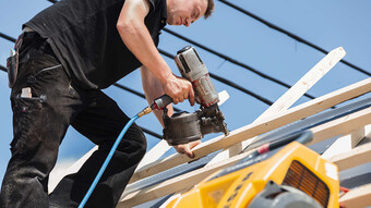 KAESER mobilusis kompresorius „i.Comp 3“ ir pneumatiniams viniakaliams tiekia visada poreikius atitinkantį suspaustąjį orą.